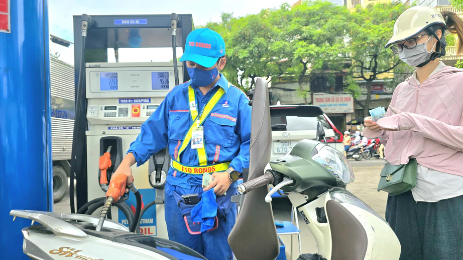 Giá xăng E10 tăng hơn 1.000 đồng/lít