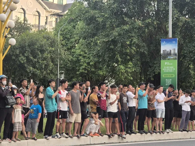 Nhiều cảnh sát xuất hiện tại nhà của Huấn Hoa Hồng