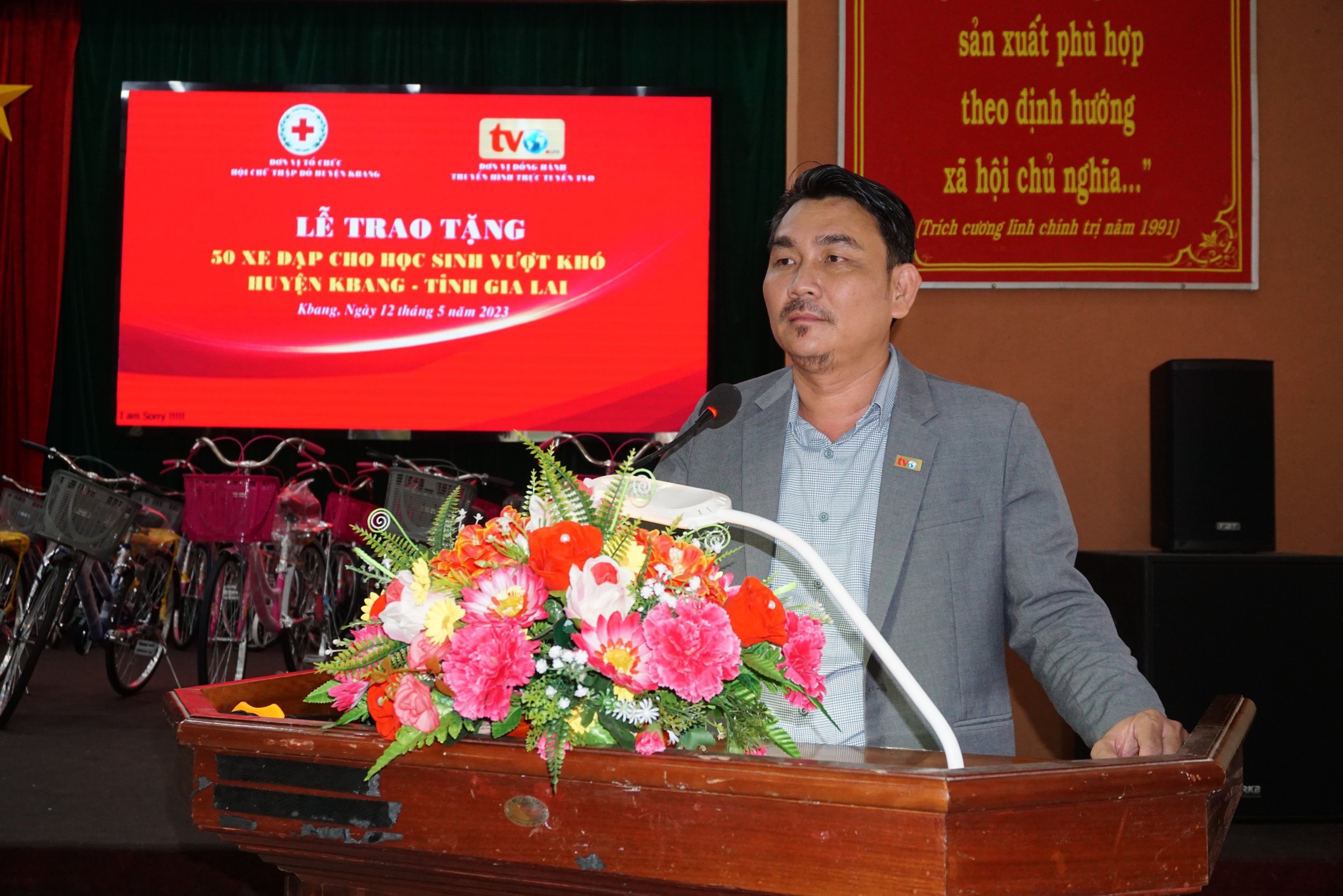 Trao tặng 50 xe đạp cho học sinh vượt khó Huyện Kbang - Gia Lai