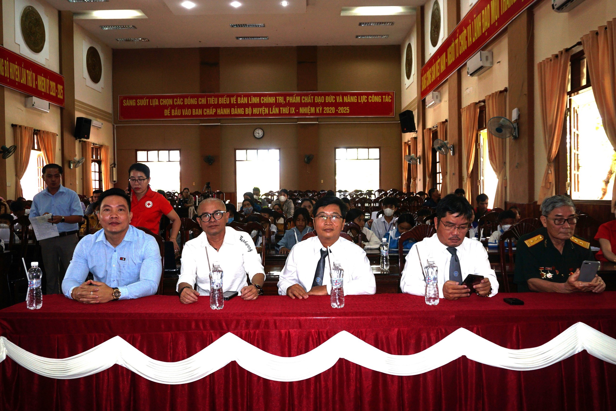 Trao tặng 50 xe đạp cho học sinh vượt khó Huyện Kbang - Gia Lai