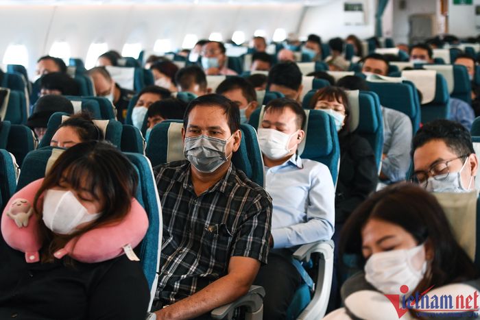10 triệu đồng vé máy bay từ Hà Nội vào TP.HCM: Đi kiểu gì đỡ xót ví?