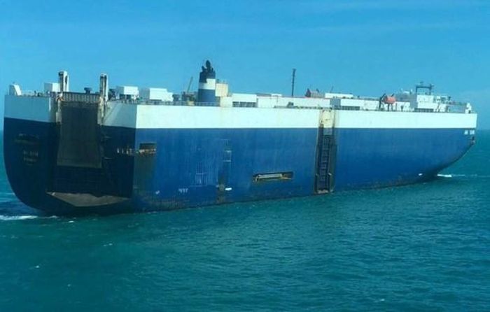 Tàu nước ngoài chở hơn 4.500 ôtô phát cháy trên biển Vũng Tàu